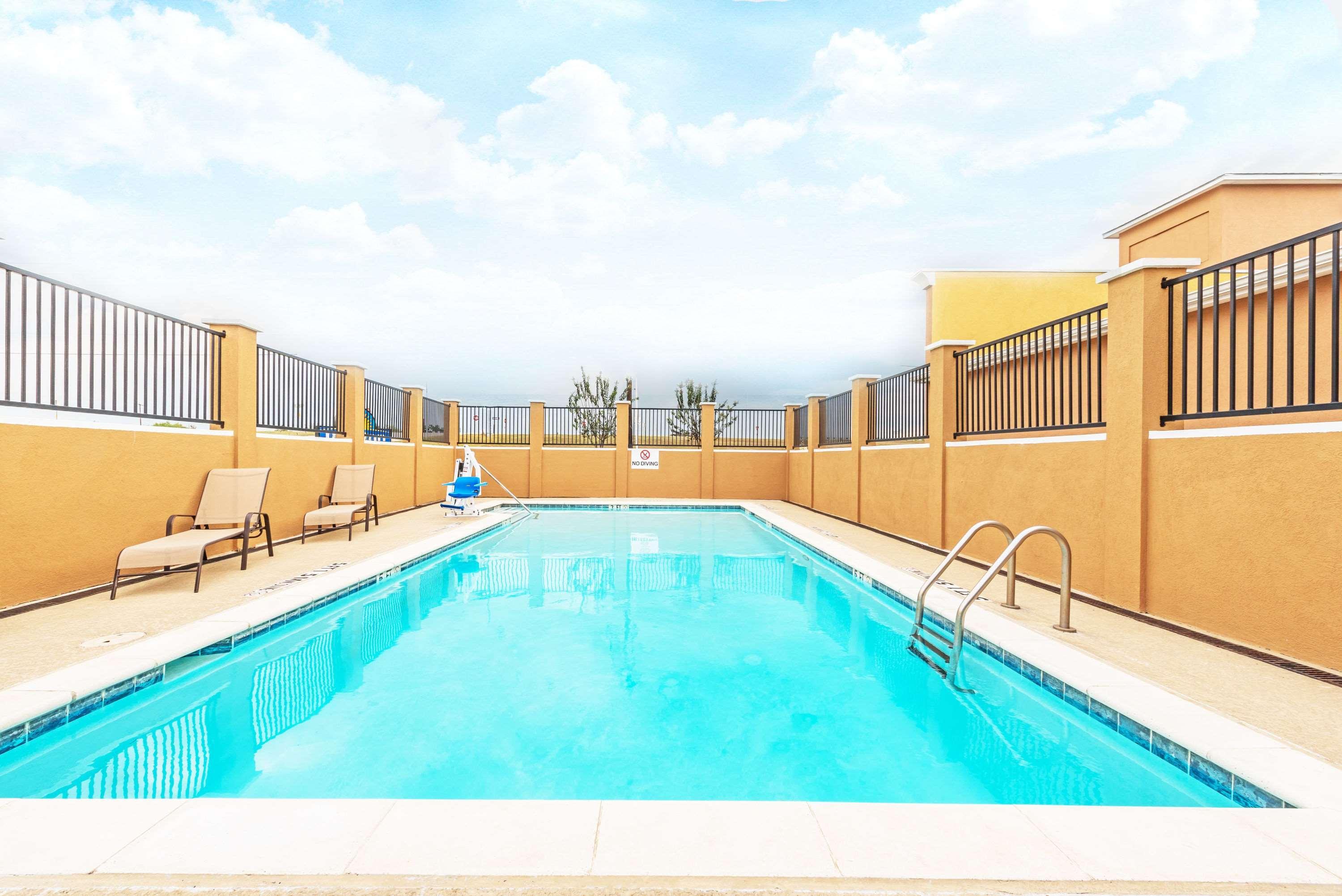 Days Inn By Wyndham Rockdale Texas Buitenkant foto