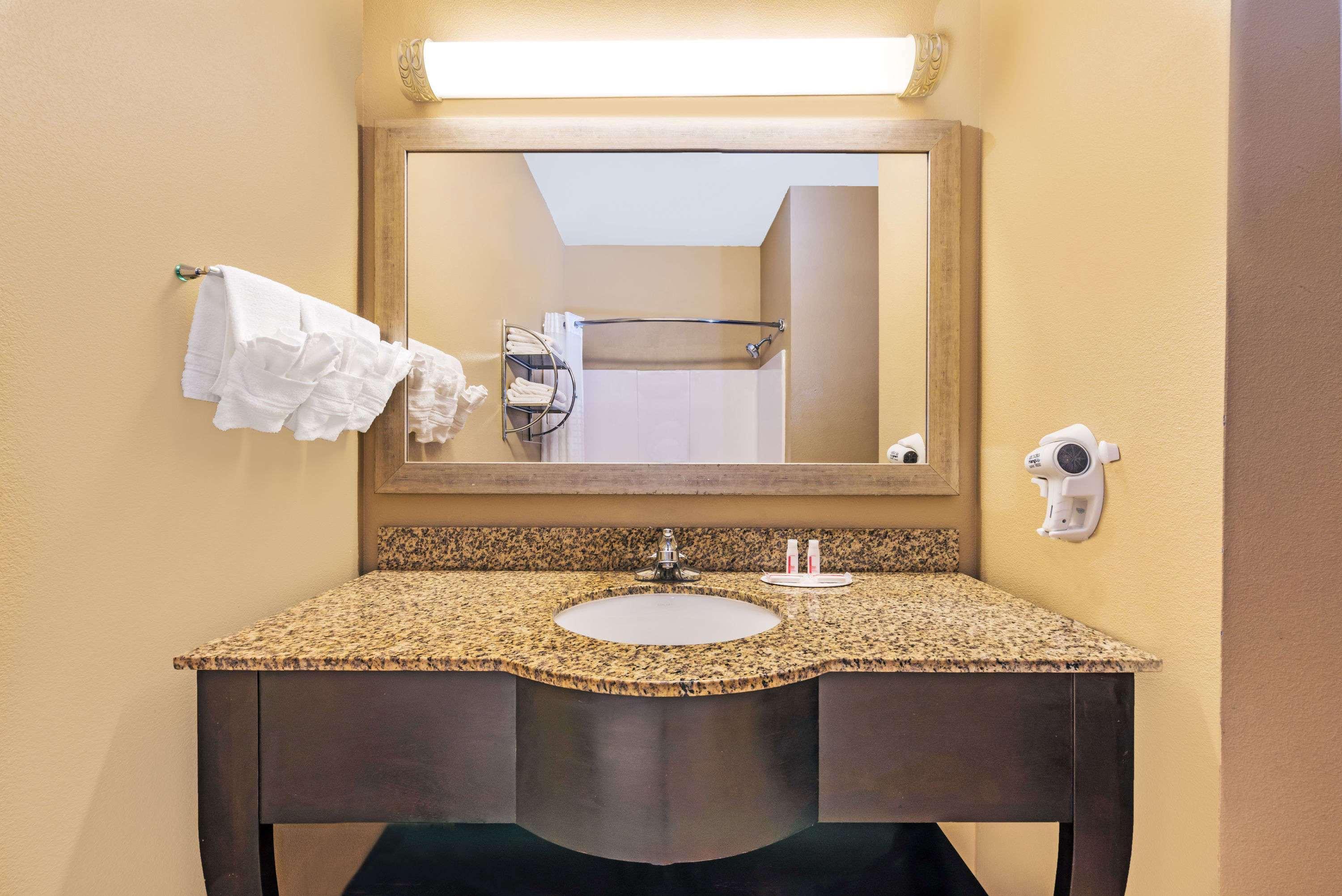 Days Inn By Wyndham Rockdale Texas Buitenkant foto