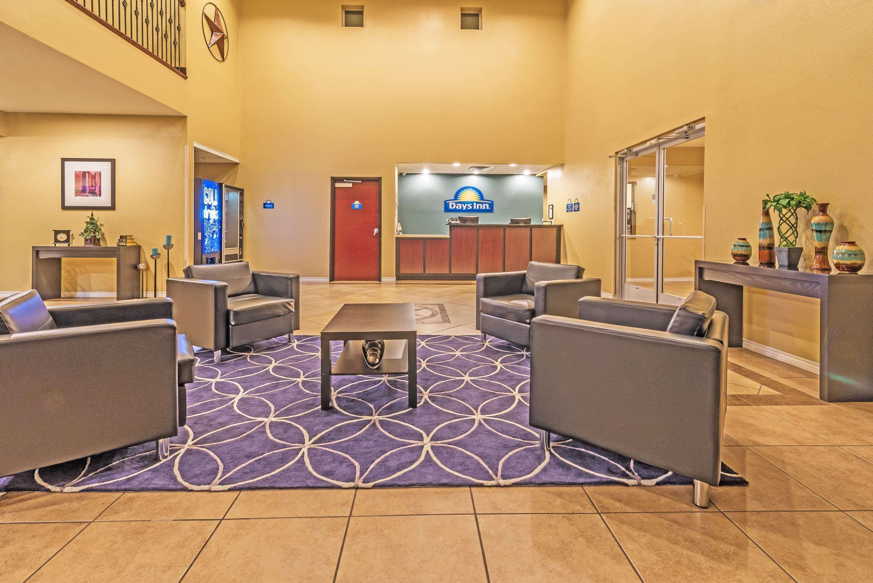 Days Inn By Wyndham Rockdale Texas Buitenkant foto