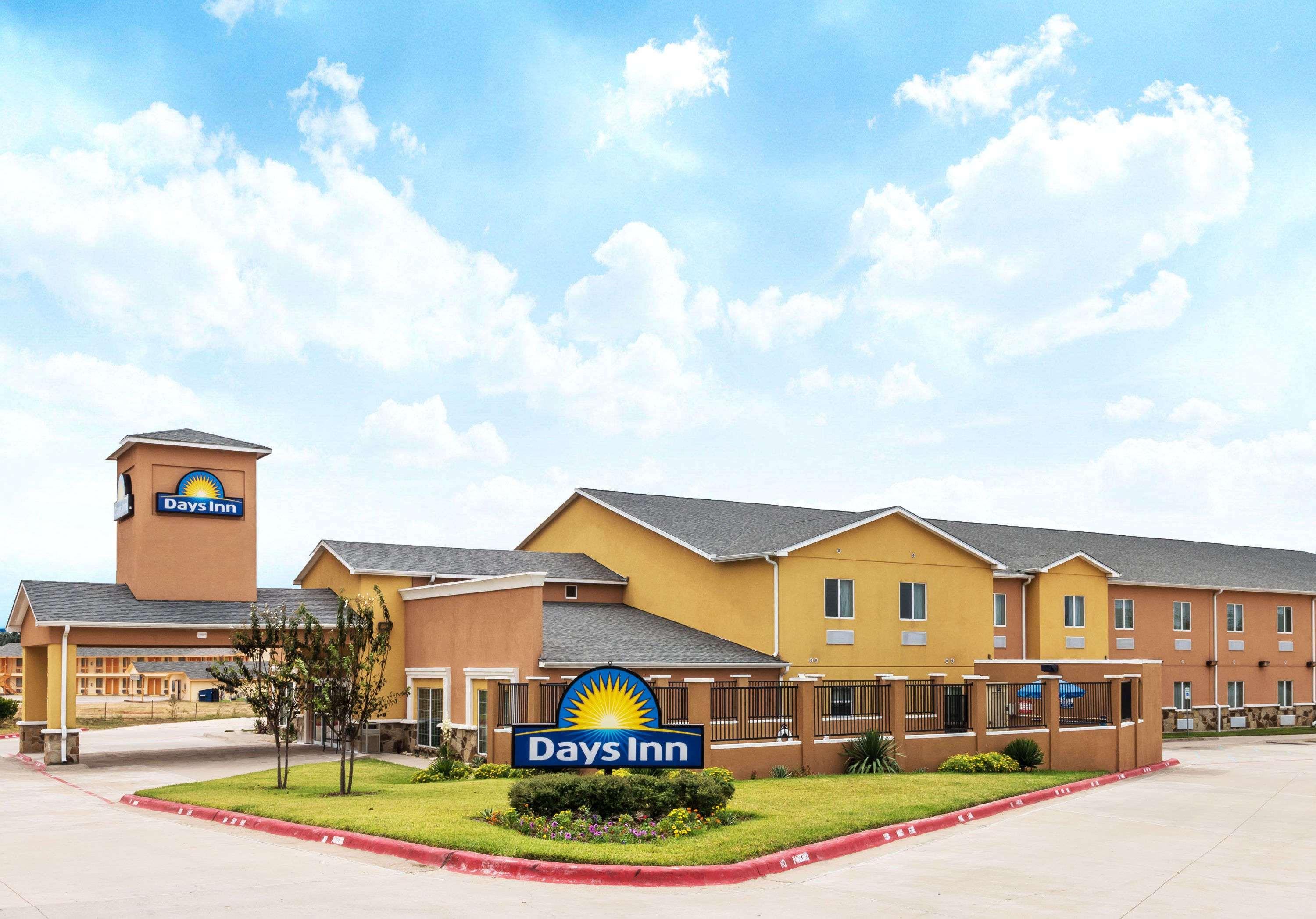 Days Inn By Wyndham Rockdale Texas Buitenkant foto